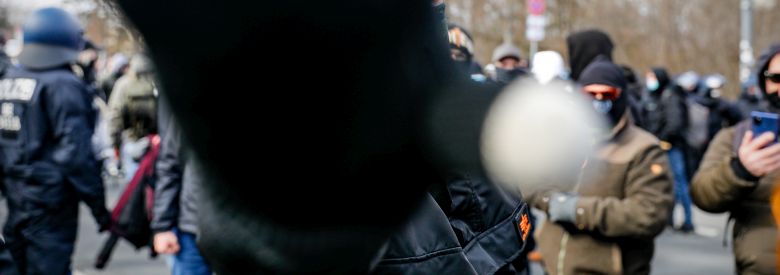 Foto: AdoraPress/PM Cheung;
Tagung Medien und Rechtsextremismus am 20.10.2023;
Dokumentationsstelle Rechtsextremismus; 
780x275 Pixel
Rechte Hooligans greifen in Berlin-Mitte Fotojournalisten im Rahmen einer Demonstration gegen die Corona-Maßnahmen an;