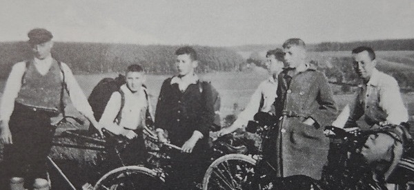 Das Bild zeigt Jugendliche bei einer radtour im Juni 1933. 