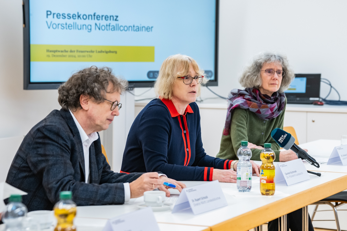 Carmen Kschonsek, stellvertretende Präsidentin des Landesarchivs, bei der Pressekonferenz zur Vorstellung des Notfallcontainers.