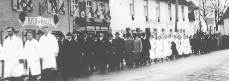 Das Bild zeigt SA-Männer vor dem damaligen Fürst Carl-Landeskrankenhaus zum 1. Mai 1934. Signatur: N 1/68 Nr. 22