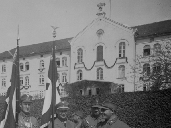 Das Bild zeigt SA-Männer vor dem damaligen Fürst Carl-Landeskrankenhaus zum 1. Mai 1934. Signatur: N 1/68 Nr. 22