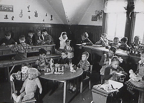 Landeskirchliches Archiv Stuttgart, Fotosammlung, U 180 Kindergruppe beim Spielen im Heim in Mistlau in Kirchberg an der Jagst um 1950.