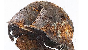 Leitmotiv der Ausstellung zum Winterberg-Tunnel: Ausschnitt eines Helmes aus dem 1. Weltkrieg.