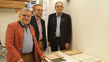 Der Präsident des Schwarzwaldvereins Meinrad Joos, der Leiter des Staatsarchivs Freiburg Dr. Christof Strauß und der ehemalige Präsident des Schwarzwaldvereins Georg Keller bei der Übergabe des Archivs.