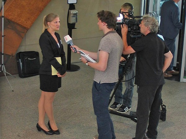 Nastasja Pilz im Gespräch, Ausstellungseröffnung im Haus der Abgeordneten, Sommer 2015