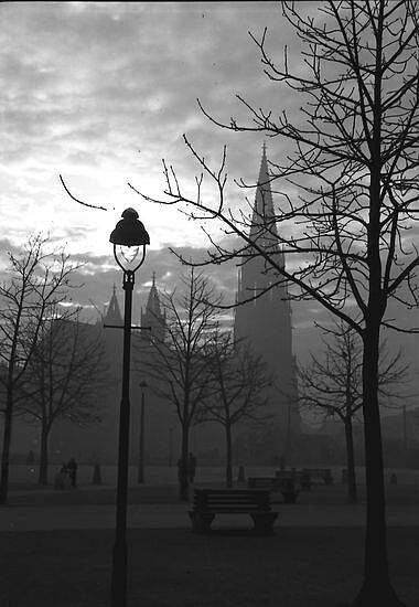 Schwarz-weiß Fotografie des Freiburger Münsters im Nebel