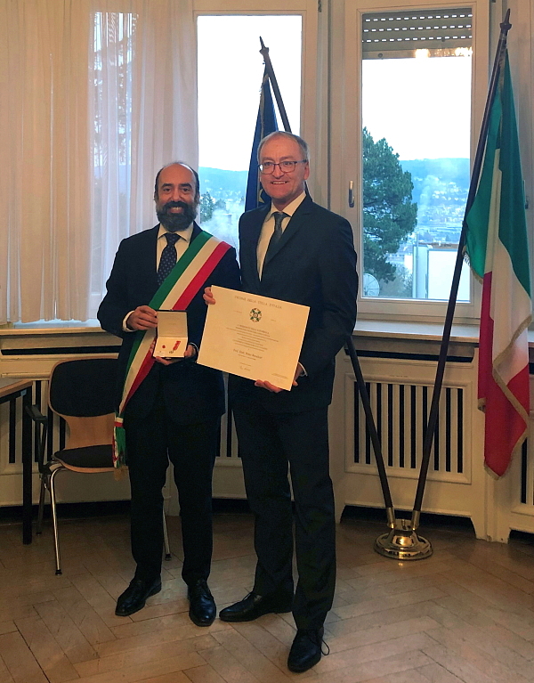 Generalkonsul Massimiliano Lagi hat Prof. Dr. Peter Rückert im Generalkonsulat Stuttgart mit dem Cavaliere-Orden ausgezeichnet 