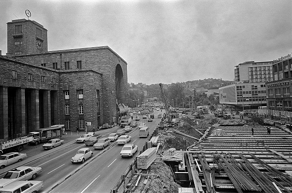 Fotografie von Burghard Hüdig - Baugrube vor dem Stuttgarter Hauptbahnhof, es entsteht der spätere Arnulf-Klett-Platz