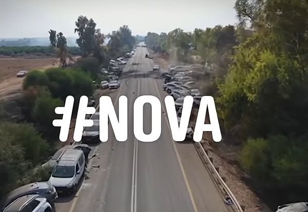 Farbige Aufnahme einer Straße, an deren Rand zerstörte Autos stehen. Darauf mittig in weißer Schrift: #NOVA.