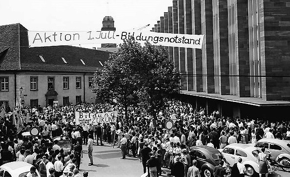 Freiburg 1. Juli 1965 Studierende protestieren vor der Univerasität für bessere Bildung 