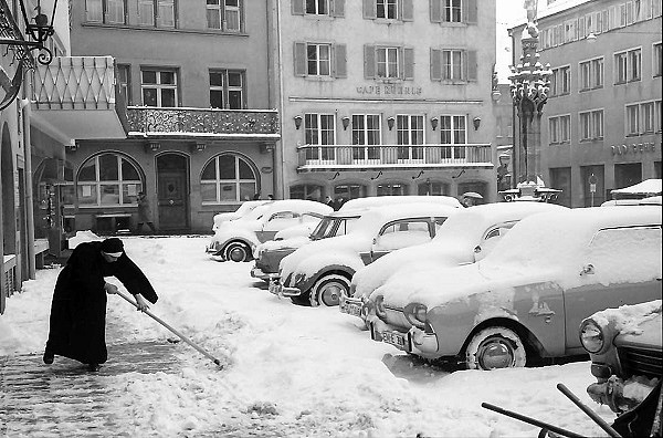 Freiburg Schneeschippende Nonne 