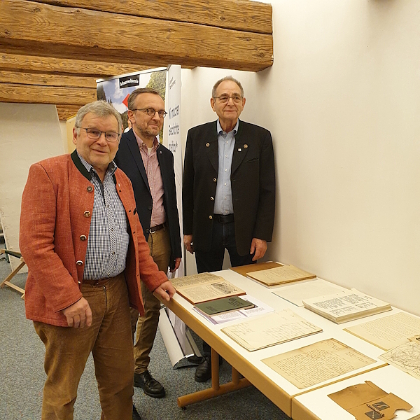 Der Präsident des Schwarzwaldvereins Meinrad Joos, der Leiter des Staatsarchivs Freiburg Dr. Christof Strauß und der ehemalige Präsident des Schwarzwaldvereins Georg Keller bei der Übergabe des Archivs.